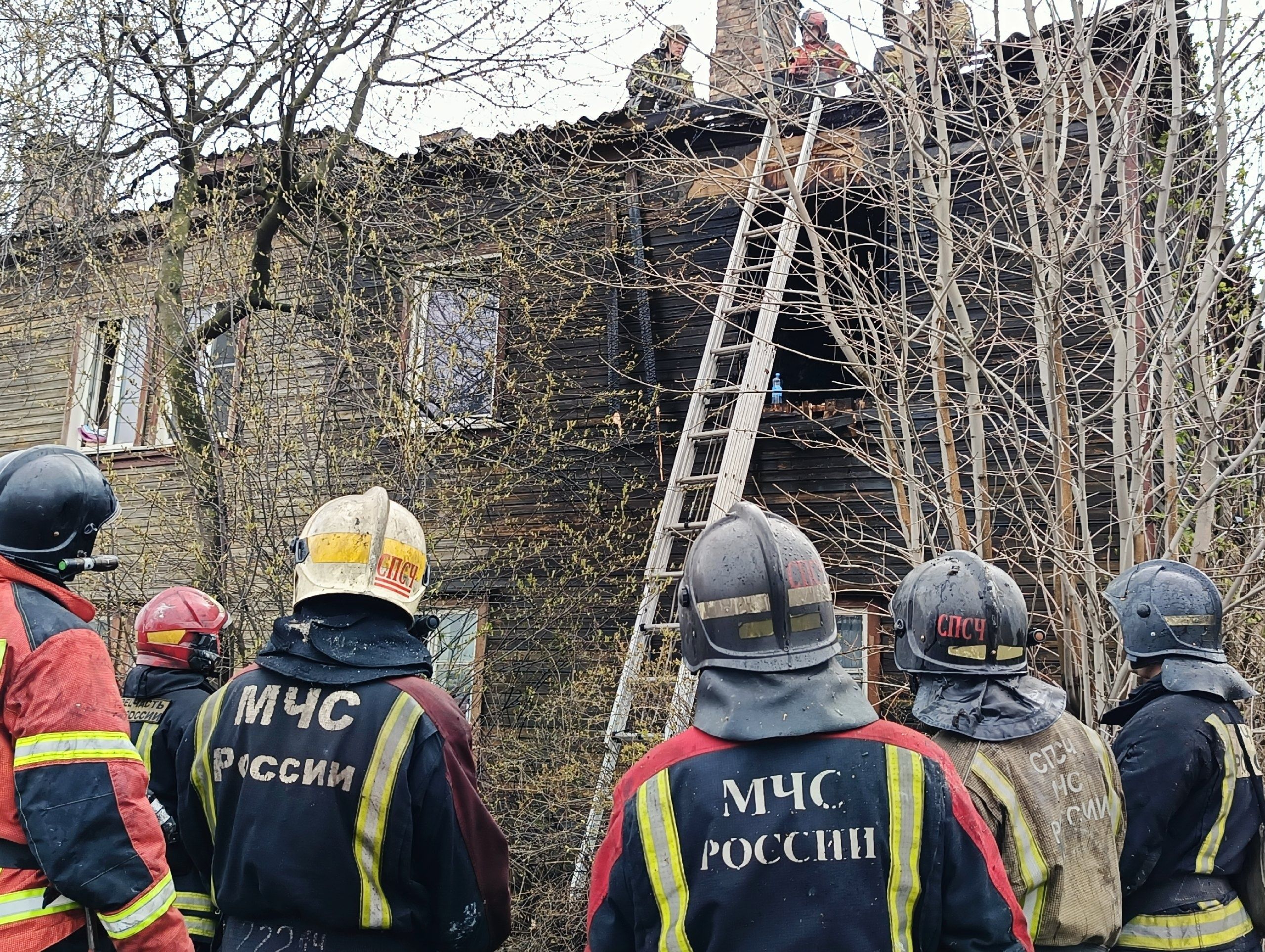 Пострадал молодой человек, а пожарного ударило током. Стали известны подробности утреннего пожара в Петрозаводске