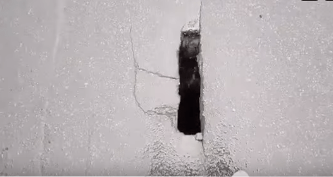 Сквозные дыры образовались на проезжей части моста в центре Петрозаводска