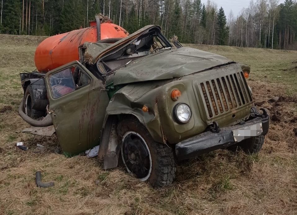 На трассе «Кола» перевернулся грузовик с автоцистерной