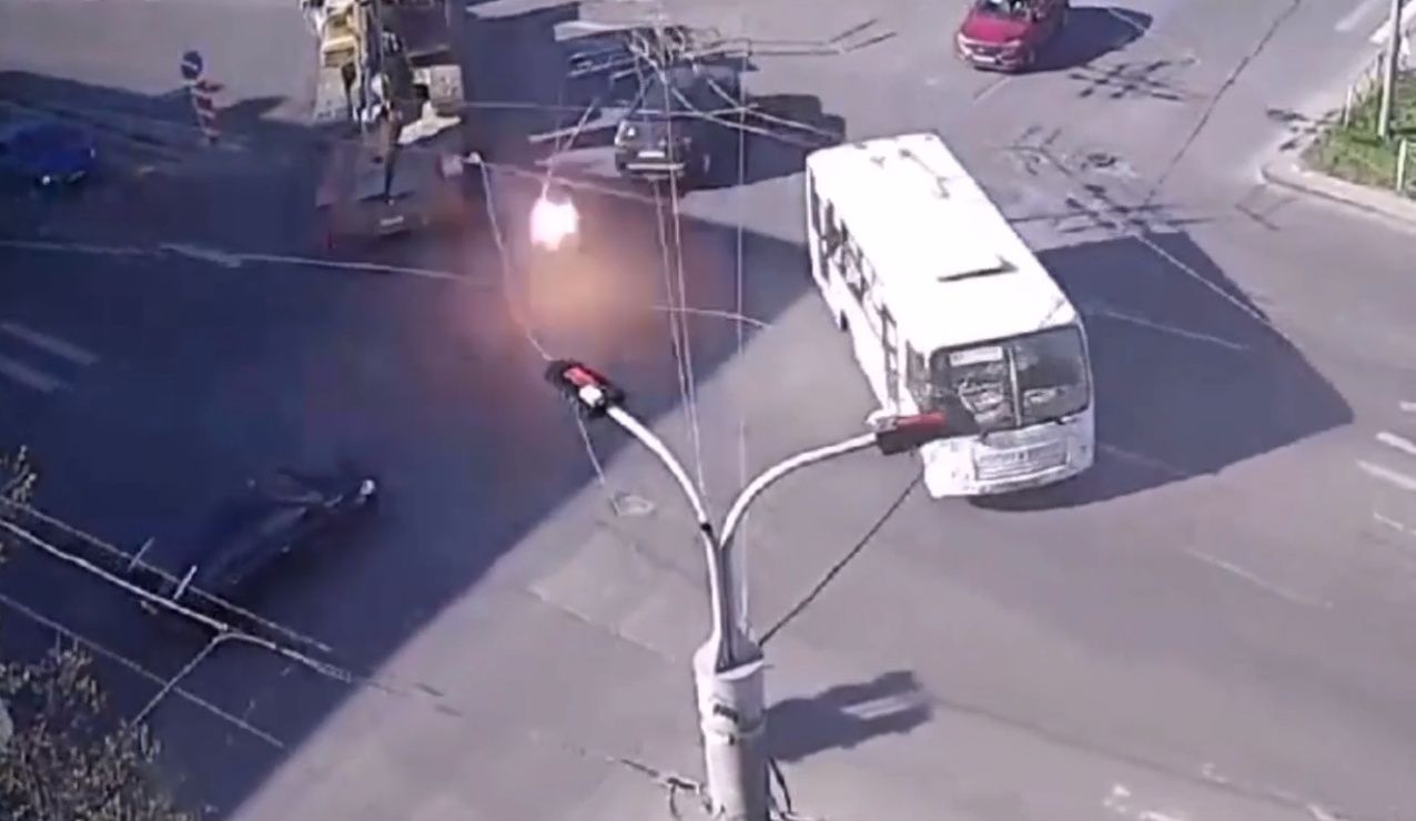 Салют из искр: в Петрозаводске трал оборвал троллейбусные провода