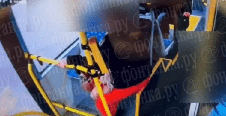 Опубликовано видео из салона упавшего в Петербурге в реку автобуса, почти все люди погибли