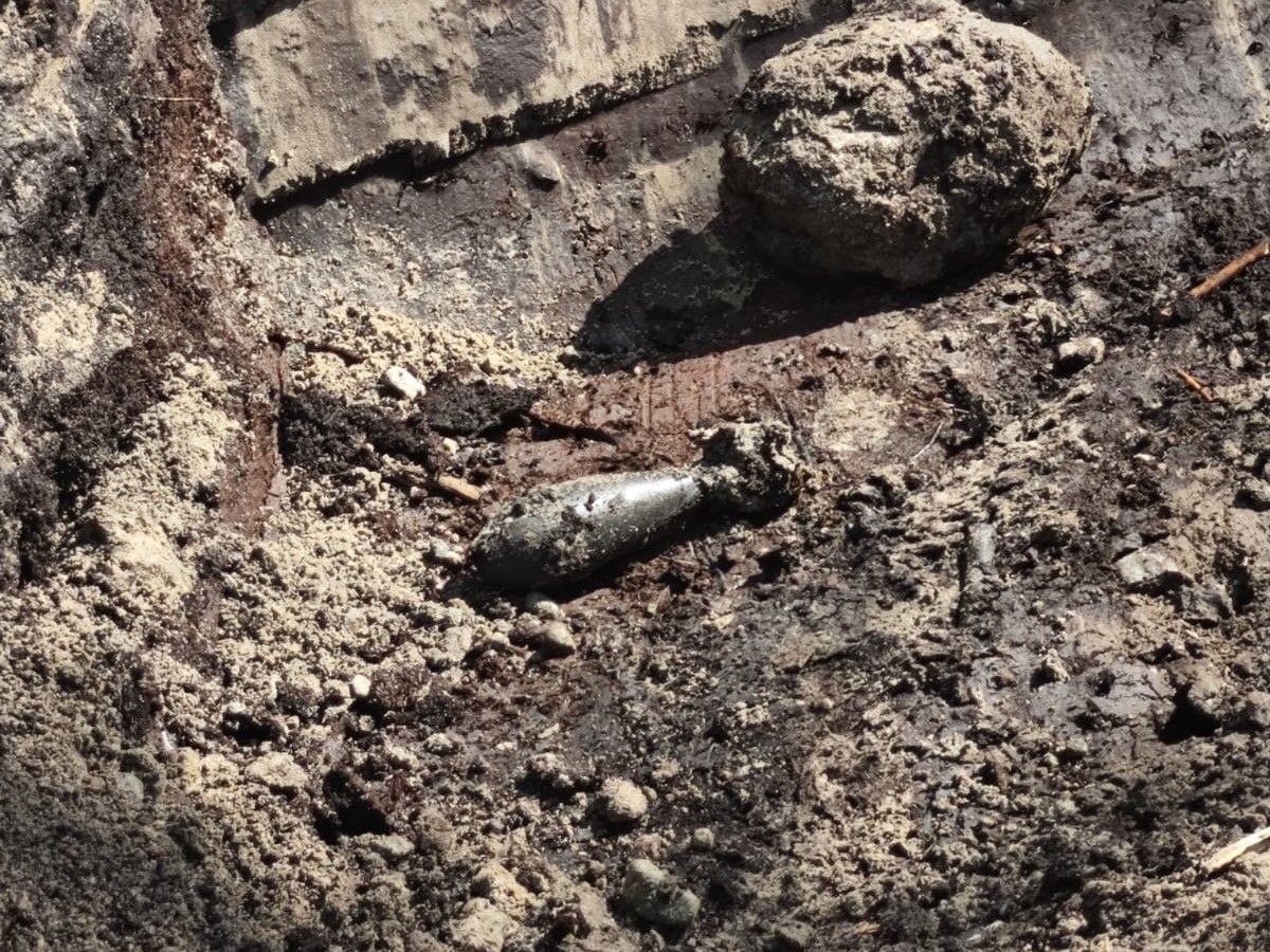 Строители обнаружили мину во время ремонта дороги в Карелии