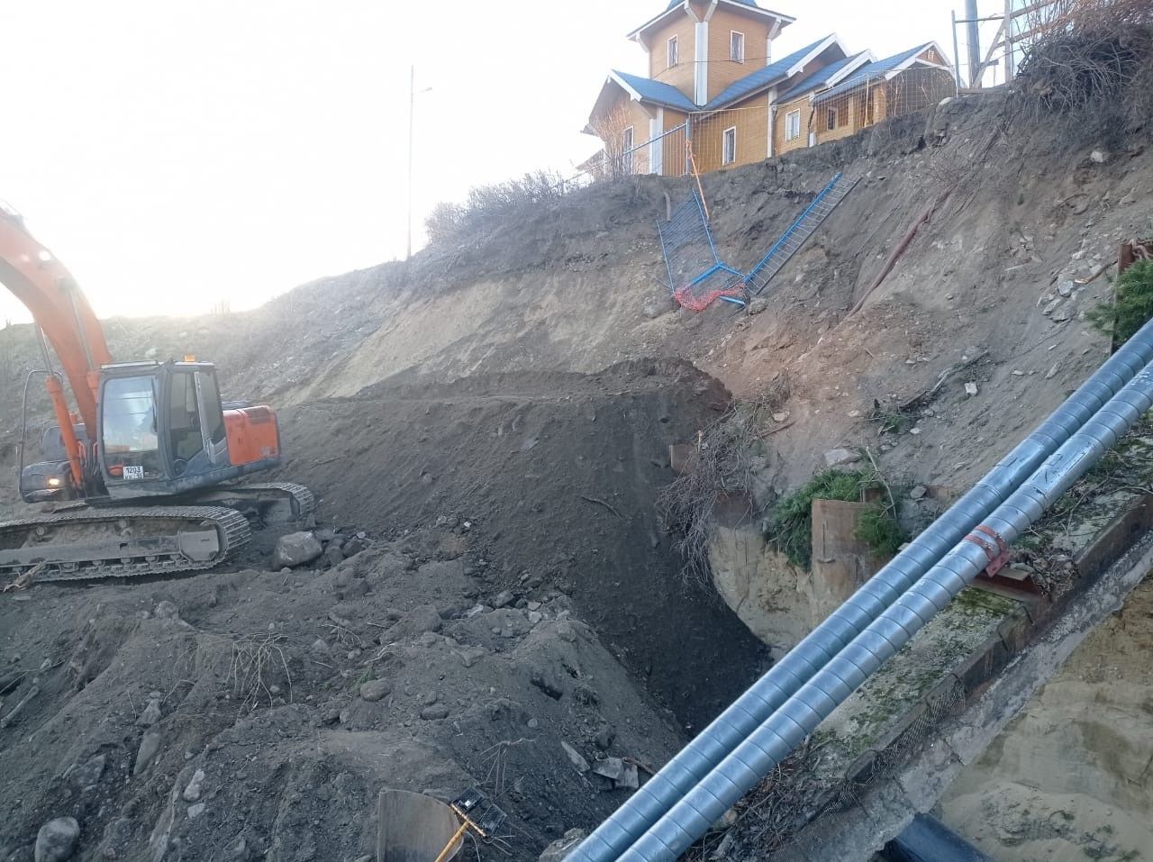 Подрядчик укрепляет склон у храма Иоанна Богослова в Петрозаводске