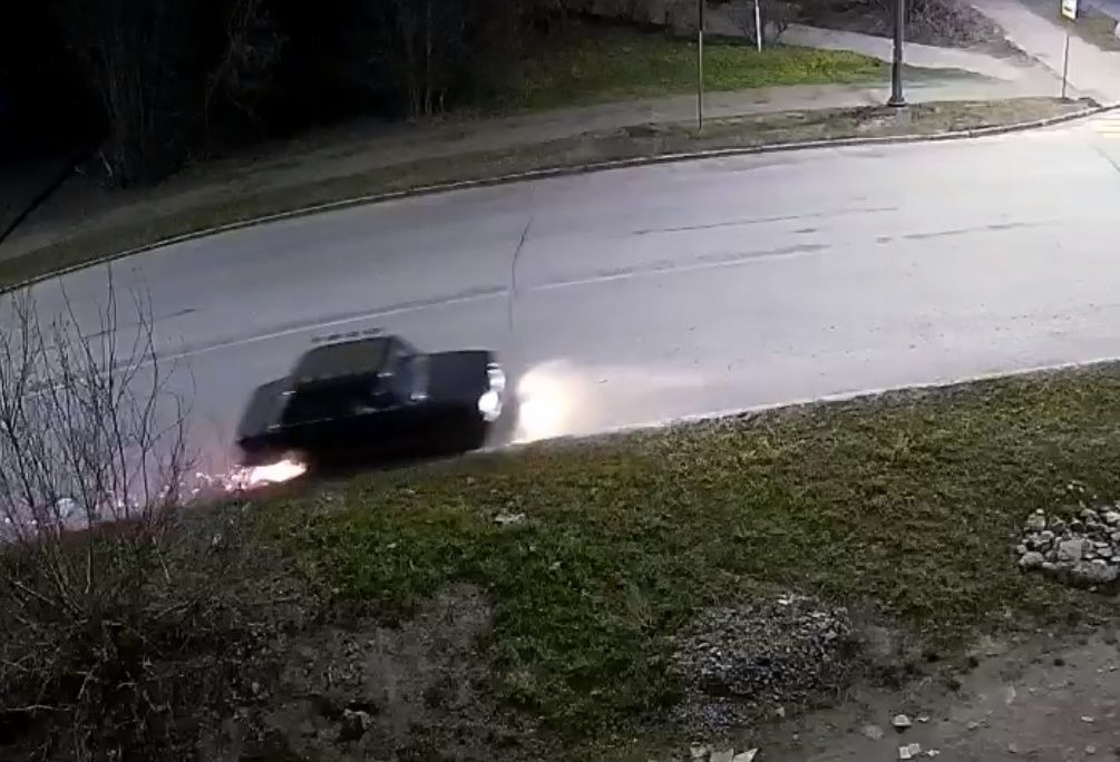 В Карелии автомобиль проехал по дороге, оставляя шлейф из искр