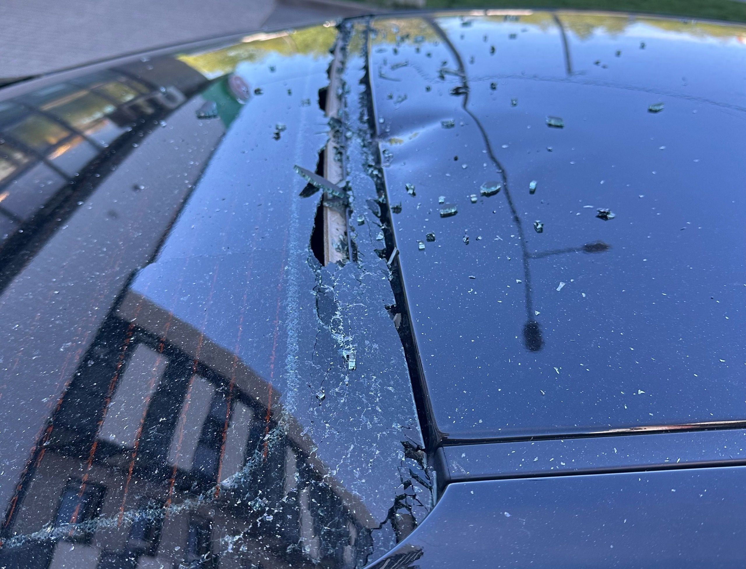 В Петрозаводске банка с окурками разбила стекло автомобиля