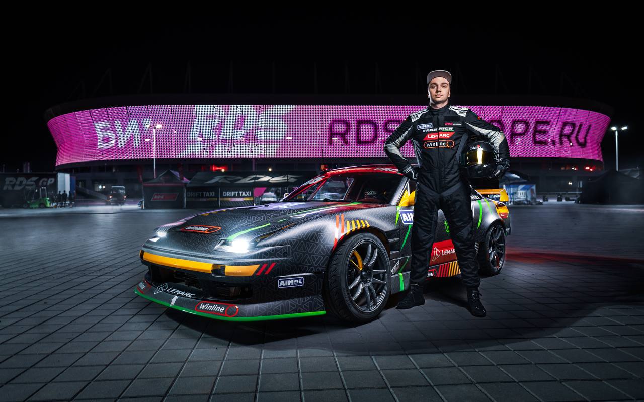 Гонщик из Карелии выступает на межрегиональных соревнованиях по дрифту