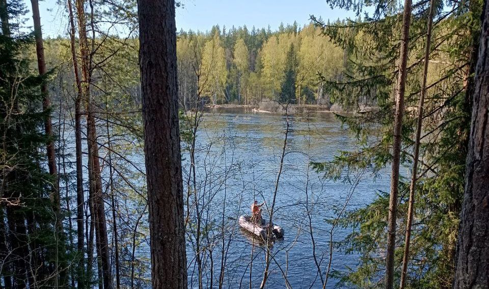 Спасателей поймали за установкой рыболовных сетей на реке Шуя