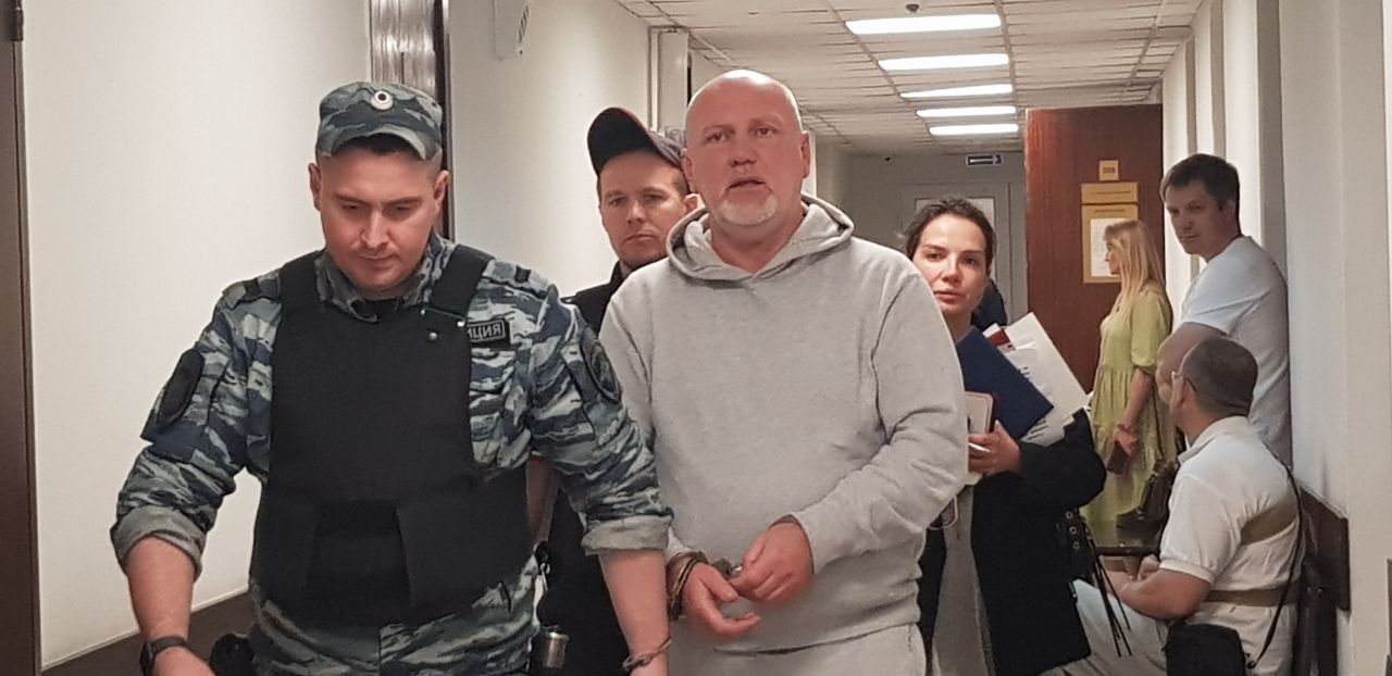 Депутата Заксобрания Карелии Виталия Красулина доставили в суд в наручниках Депутата Заксобрания Карелии Виталия Красулина доставили в суд в наручниках