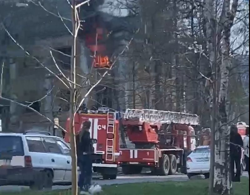 В Петрозаводске более двух часов тушили пожар в заброшенном здании
