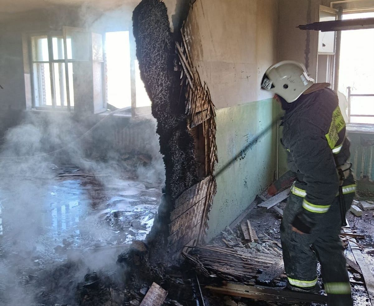 В Беломорском районе утром загорелось двухэтажное здание