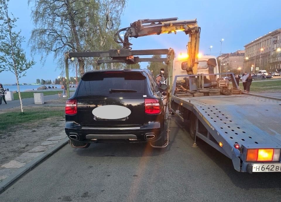 С набережной Петрозаводска эвакуатором массово вывозят автомобили