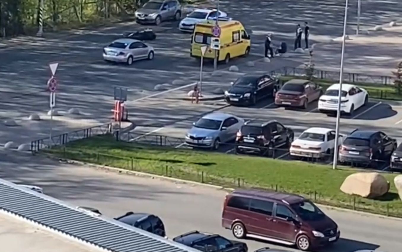 В Петрозаводске медики и автоинспекторы работали на месте ДТП с мотоциклистом