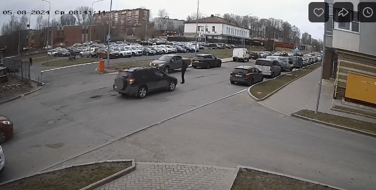 Водитель в Петрозаводске выскочил из машины, чтобы ударить переходившего дорогу пешехода