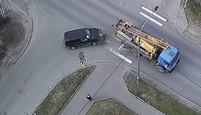 Легковой автомобиль столкнулся с автовышкой в Петрозаводске