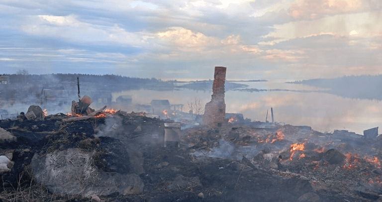 МЧС опубликовало фото страшного пожара, уничтожившего 10 домов в Карелии