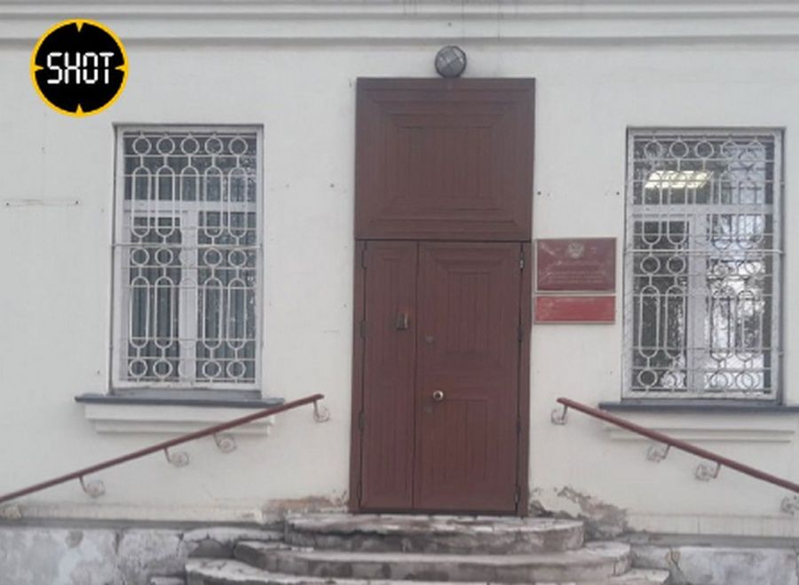 В Карелии неизвестный метнул бутылки с зажигательной смесью в здание военкомата В Карелии неизвестный метнул бутылки с зажигательной смесью в здание военкомата