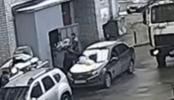 Водителю, мешавшему проезду мусоровоза, завалили машину пакетами с мусором