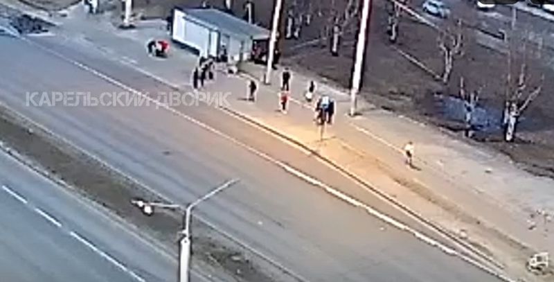 Группа подростков избила и ограбила мужчину на остановке в Петрозаводске