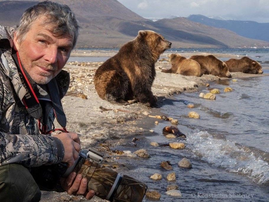 «Бывало, что медведь лапу засовывал в домик, когда я спал». Фотограф дикой природы рассказал о съемках медведей в Карелии и не только