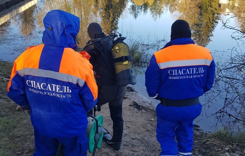 Трое подростков утонули после падения автомобиля в реку в Ленобласти