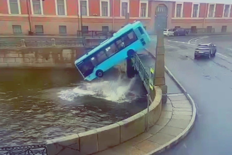 Два преподавателя университетов Петербурга погибли в аварии с упавшим в Мойку автобусом