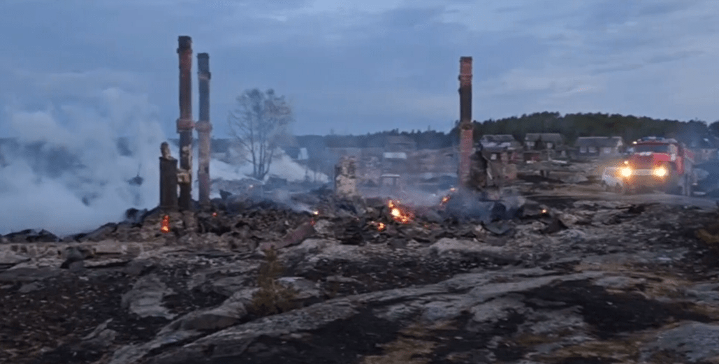 Прокуратура ищет виновных в пожаре, уничтожившем 17 построек в селе в Карелии