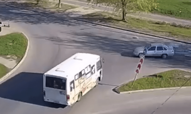 «Маршрутка» протаранила легковой автомобиль в Петрозаводске