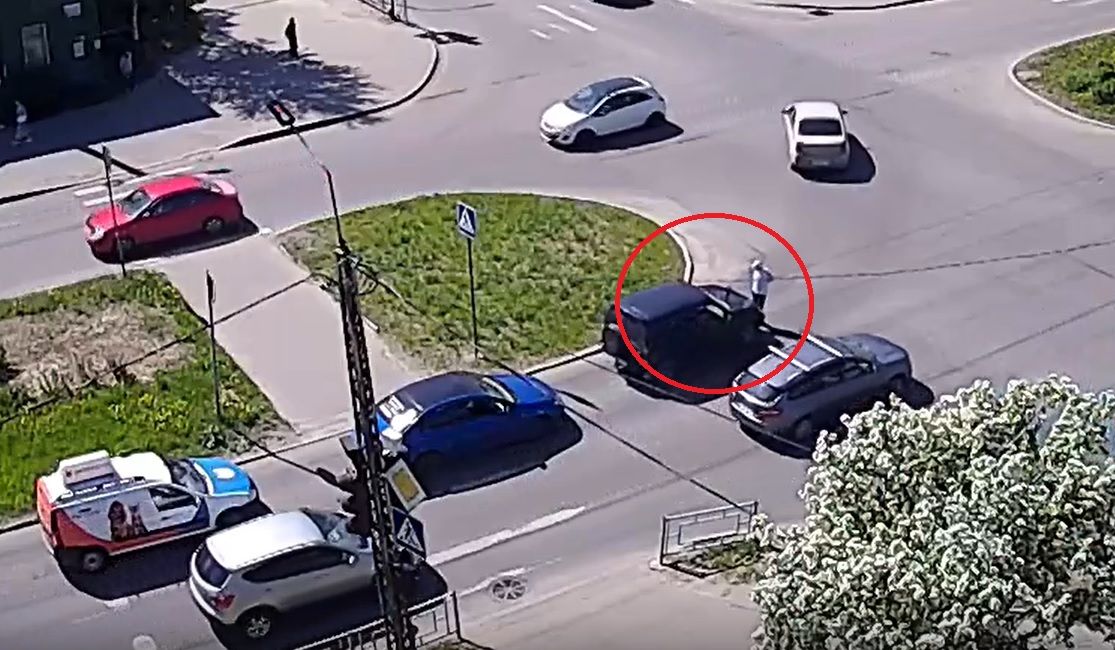 В Петрозаводске неадекватный мужчина бросался на машины