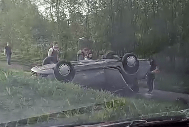 Автомобиль в результате ДТП несколько раз перевернулся на дороге в Петрозаводске