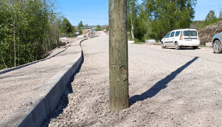 Рабочие, ремонтирующие дорогу в Карелии, оставили опору ЛЭП на проезжей части