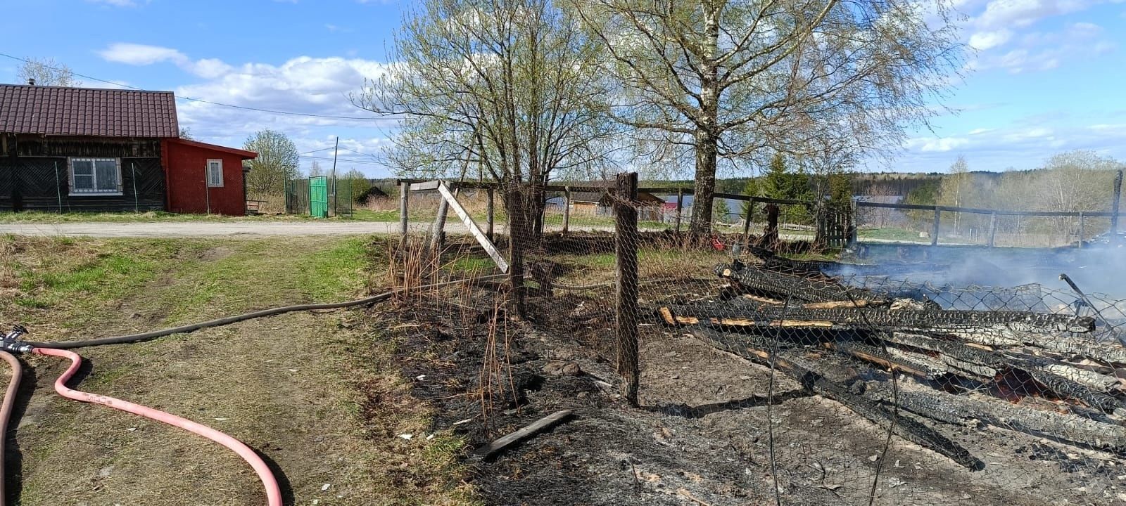 Спасатели час добирались до горящих дач в Медвежьегорском районе