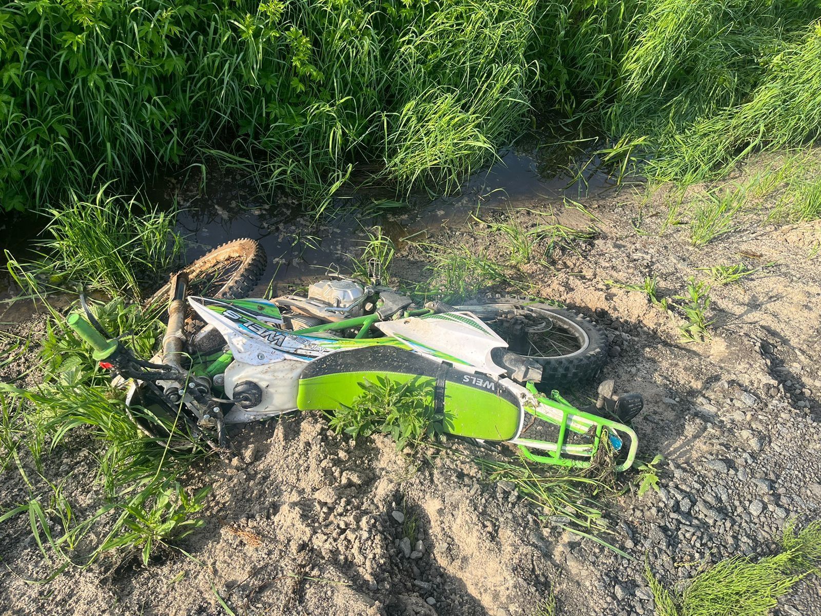 Подросток без прав вылетел в кювет на мопеде в Прионежье