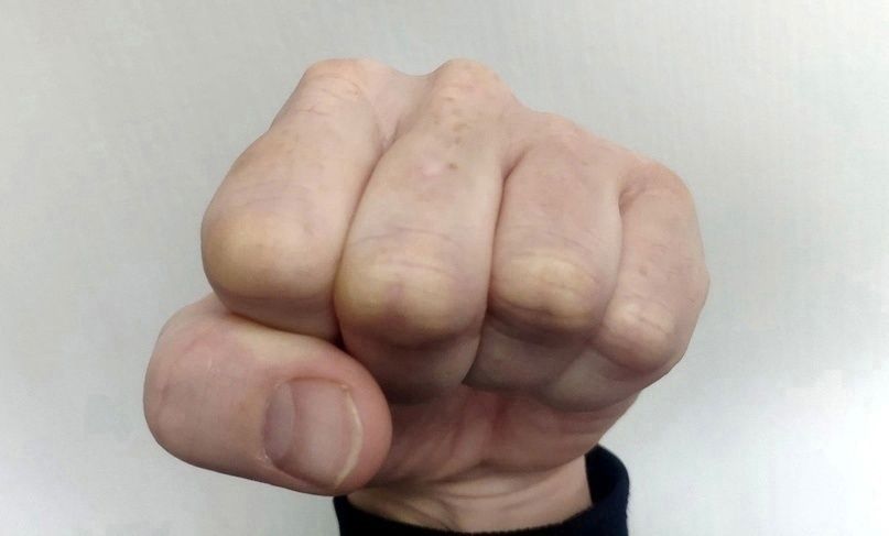 Житель Карелии до смерти избил гостя, который устроил бардак у него дома