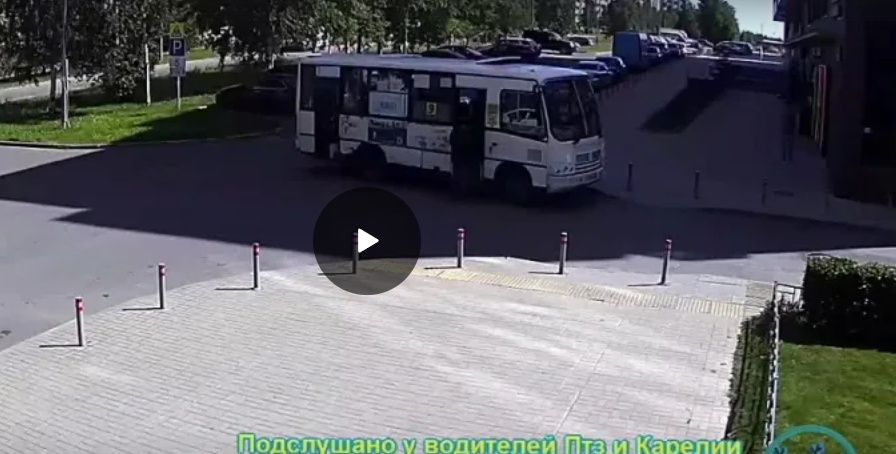 В Петрозаводске легковой автомобиль остался без бампера после столкновения с маршруткой