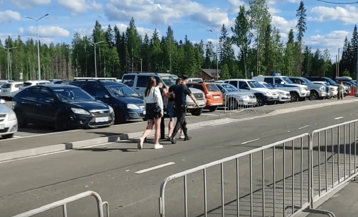 Обладателя поддельного билета на \ Обладателя поддельного билета на \