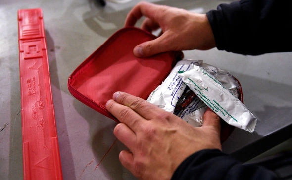 Утвержден новый состав автомобильной аптечки с одеялом и загубником