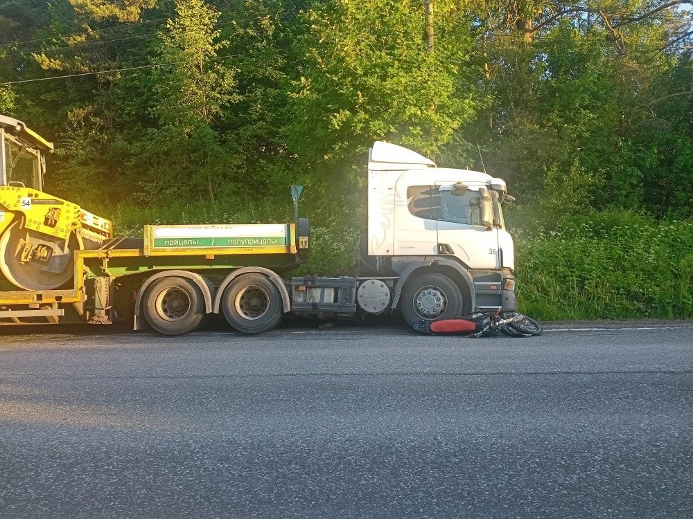 В Карелии подросток на мотоцикле врезался в грузовик В Карелии подросток на мотоцикле врезался в грузовик
