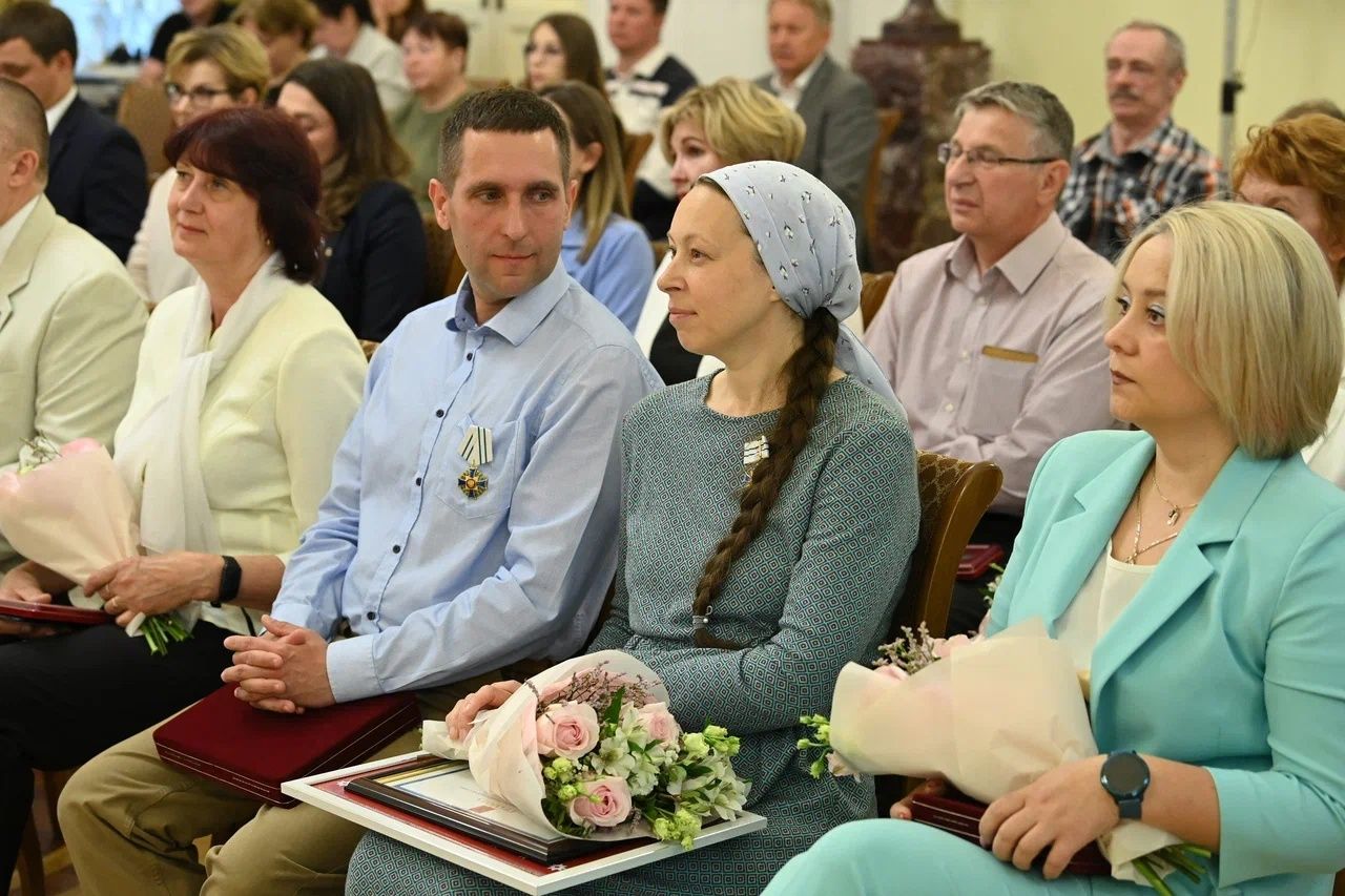 Глава Карелии наградил семью с девятью детьми