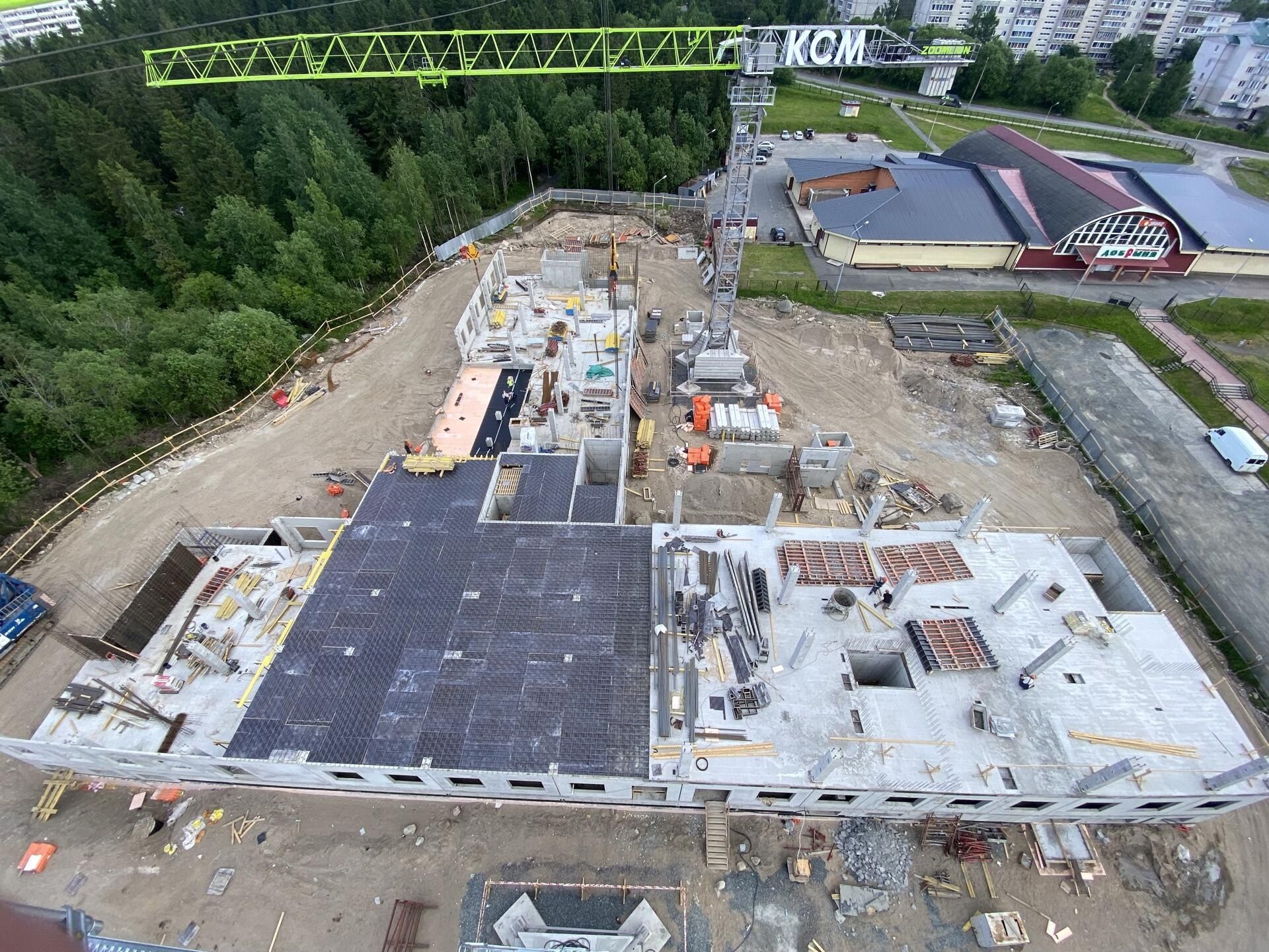 Строители возводят второй этаж новой поликлиники на Кукковке