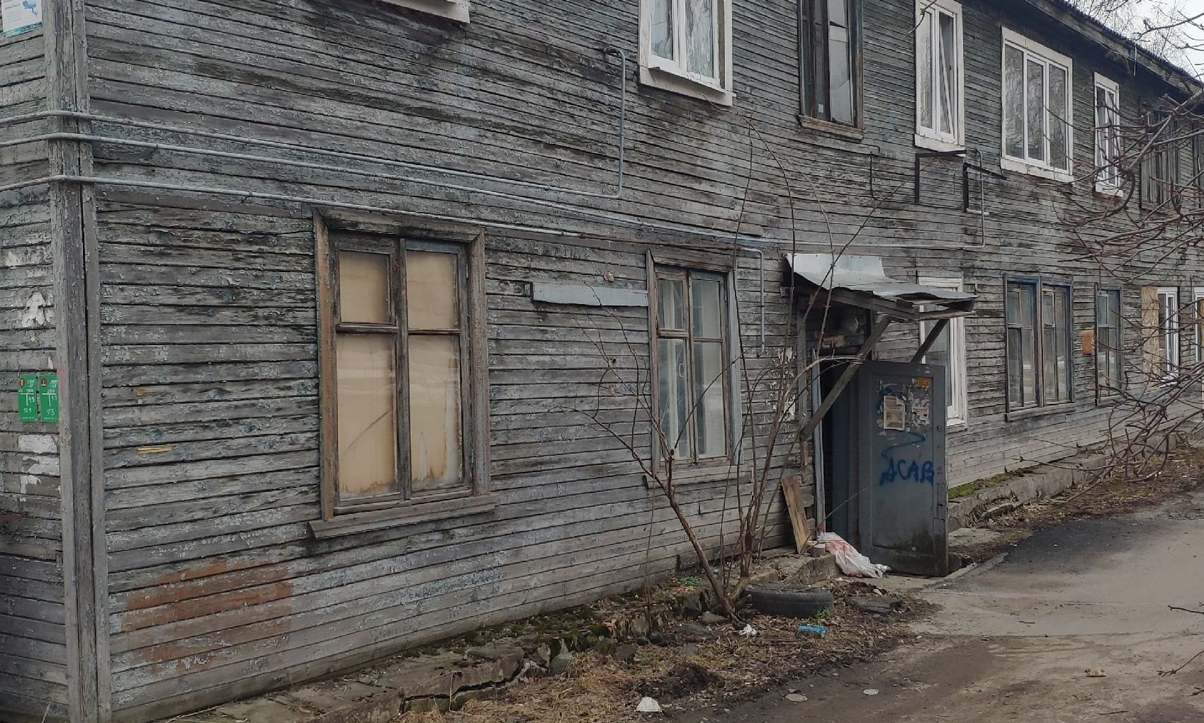 Чиновники в Питкяранте признали дом аварийным, но расселить его пообещали лишь через 10 лет