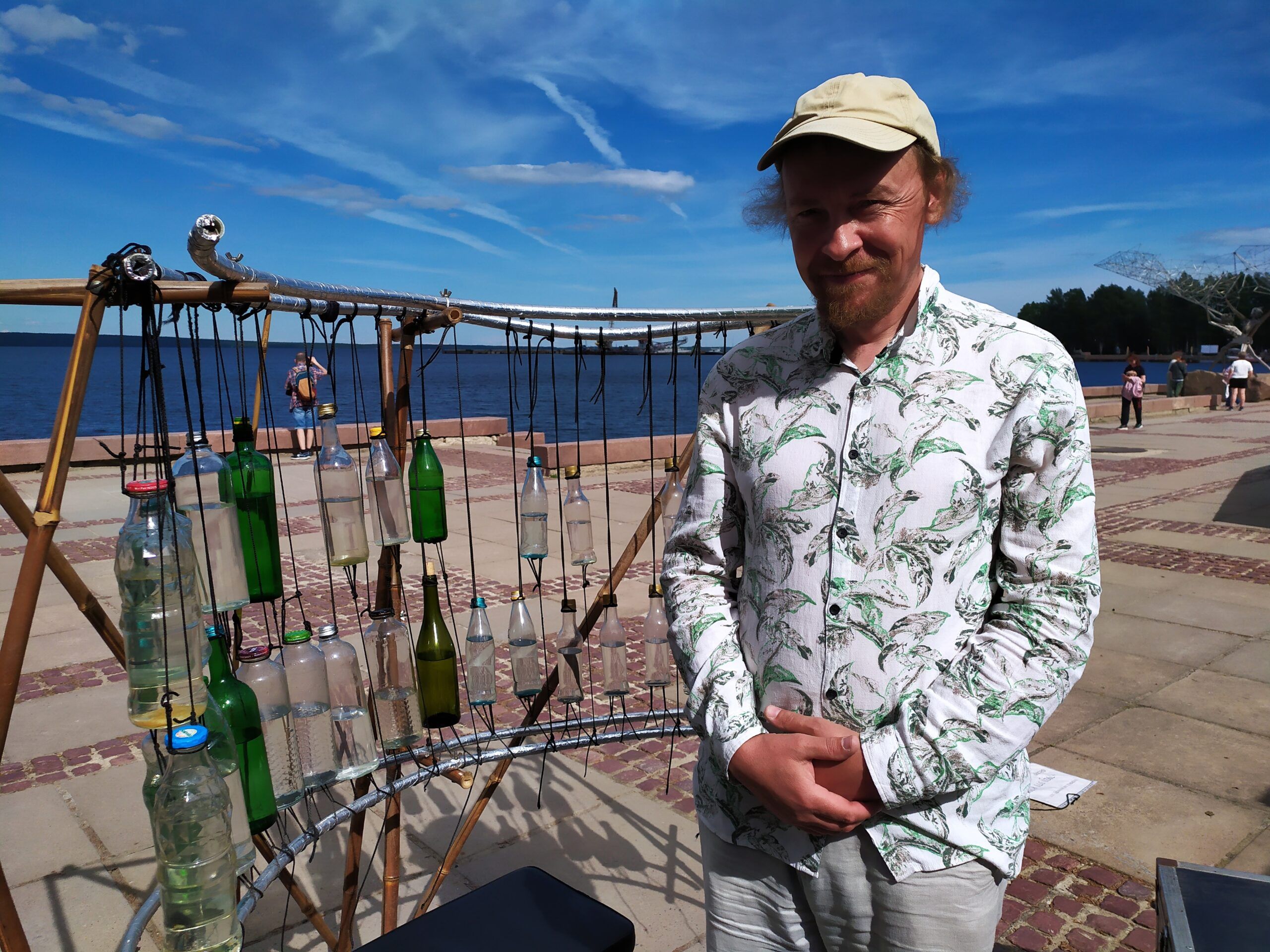 «Идеальная бутылка — с тонкой стеночкой». Федор Григорьев создал уникальный инструмент, состоящий из обыкновенных стеклянных бутылок