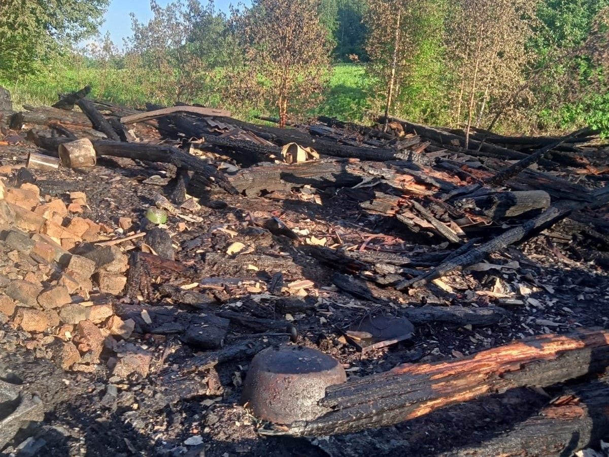 Спасатели тушили старинный дом в Суоярвском районе