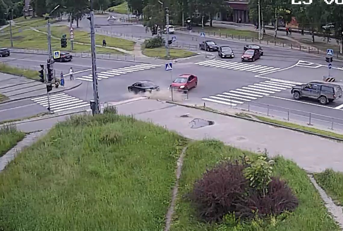 Две машины столкнулись на оживленном перекрестке в Петрозаводске