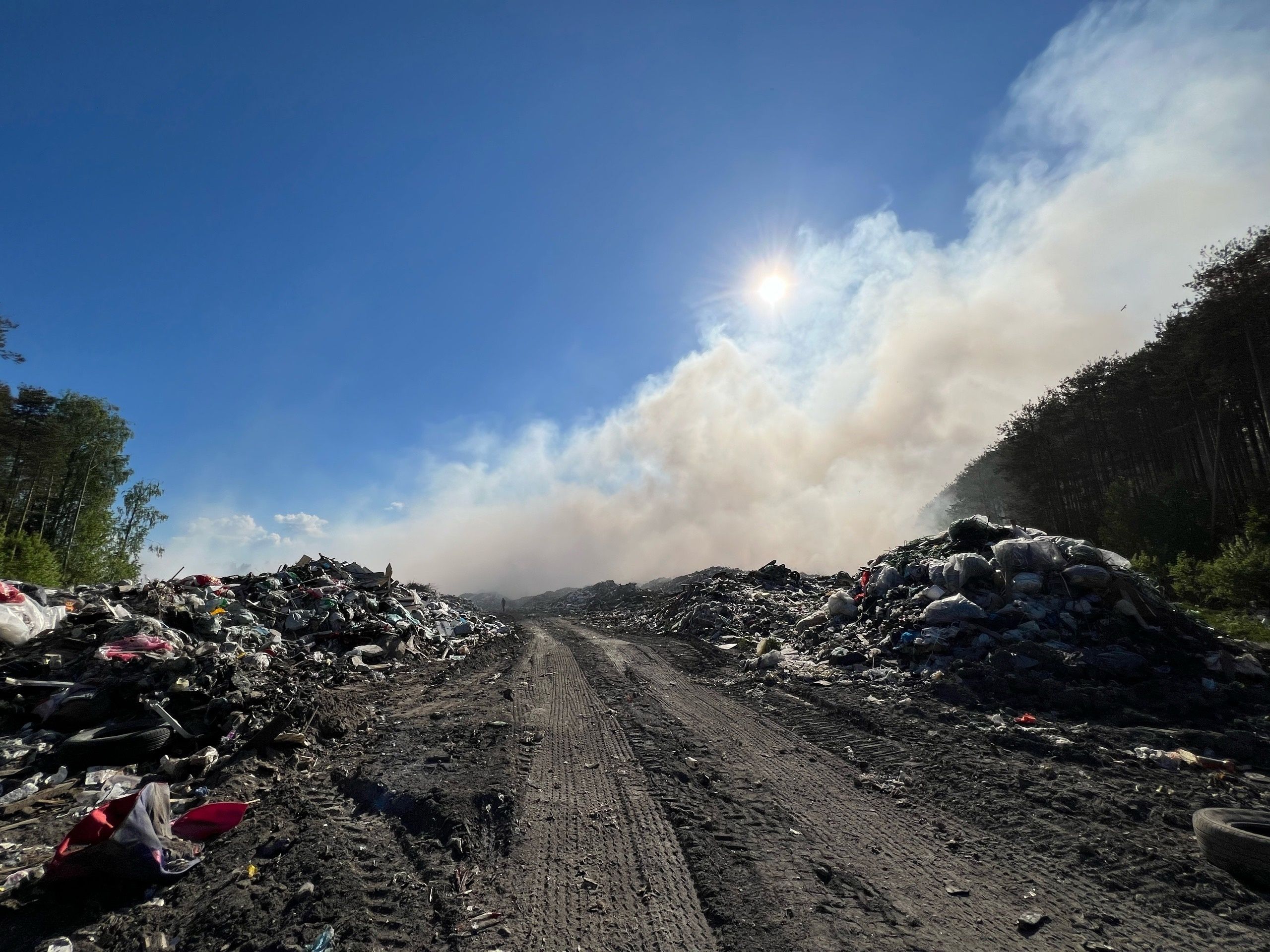В Медвежьегорске четвертые сутки горит свалка, в городе проблемы с вывозом мусора