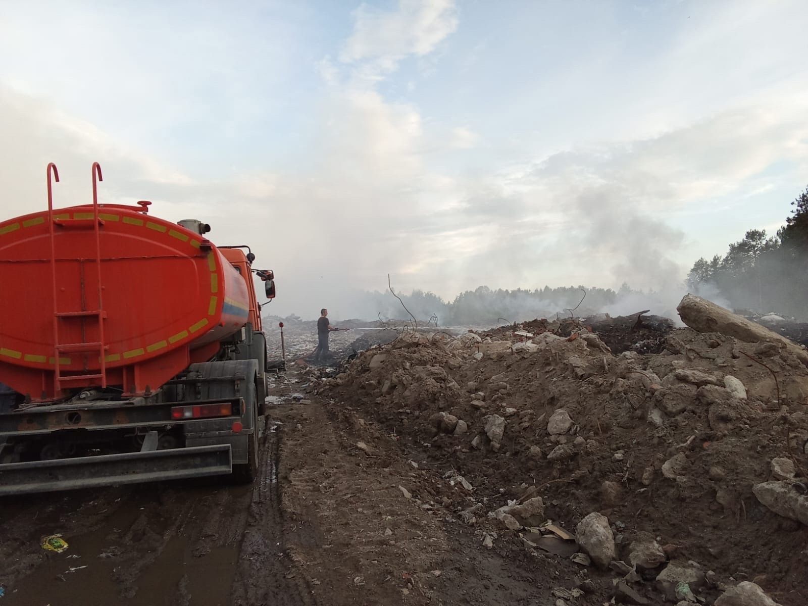 В Медвежьегорске возобновила работу свалка, которая горела несколько дней