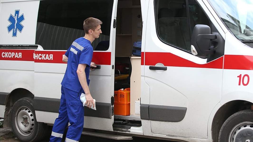 Женщина, упавшая с балкона дома в Петрозаводске, умерла в больнице