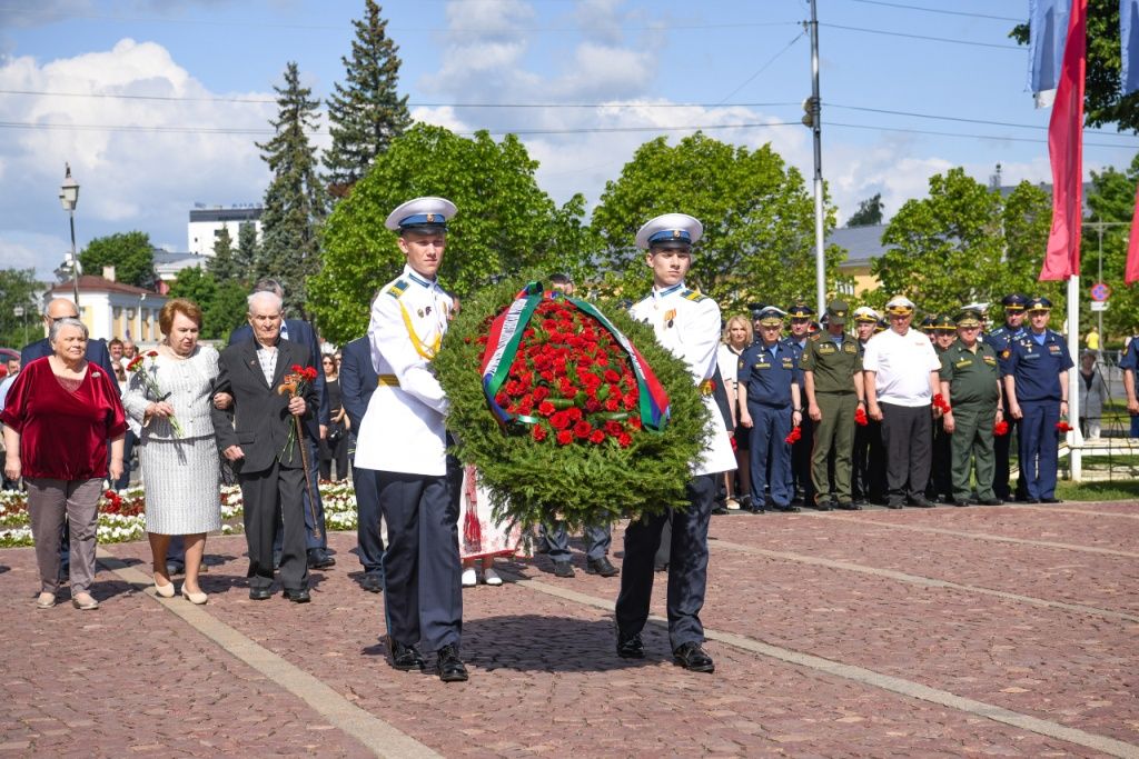В Карелии в День республики возложили цветы к Вечному огню