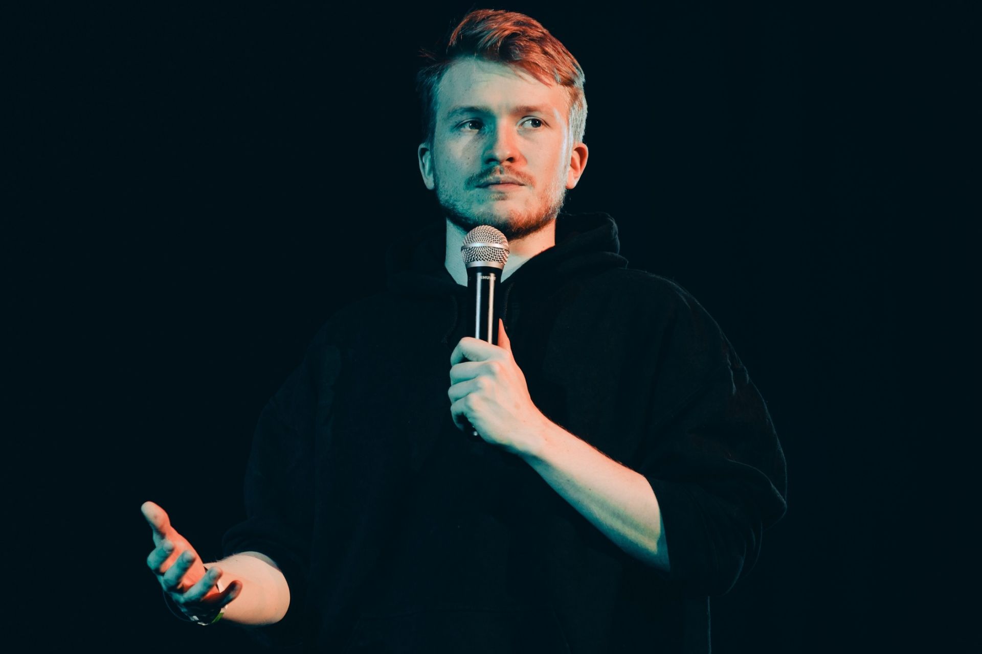 Минюст объявил иноагентом стендап-комика Данилу Поперечного