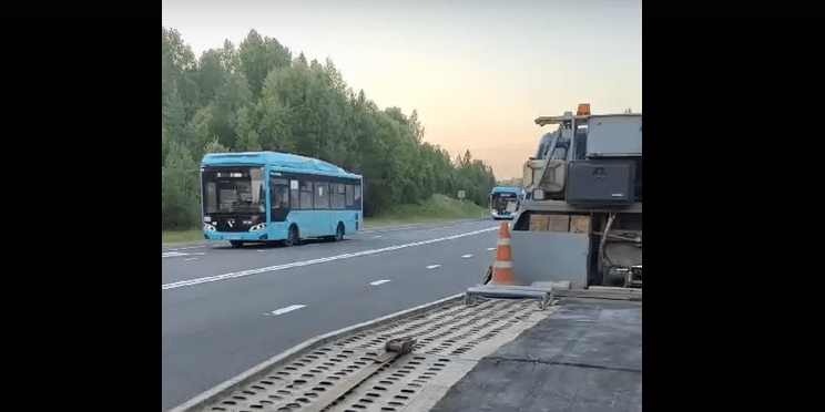 «Вот и все»: очевидцы сняли на видео, как лазурные автобусы покидают Петрозаводск