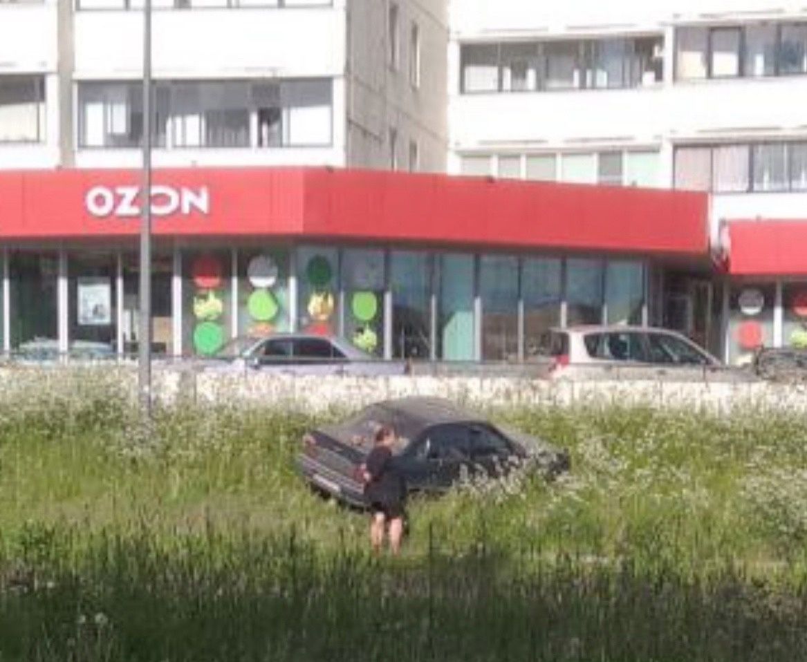 В Петрозаводске женщина за рулем легкового автомобиля через встречную полосу вылетела на тротуар